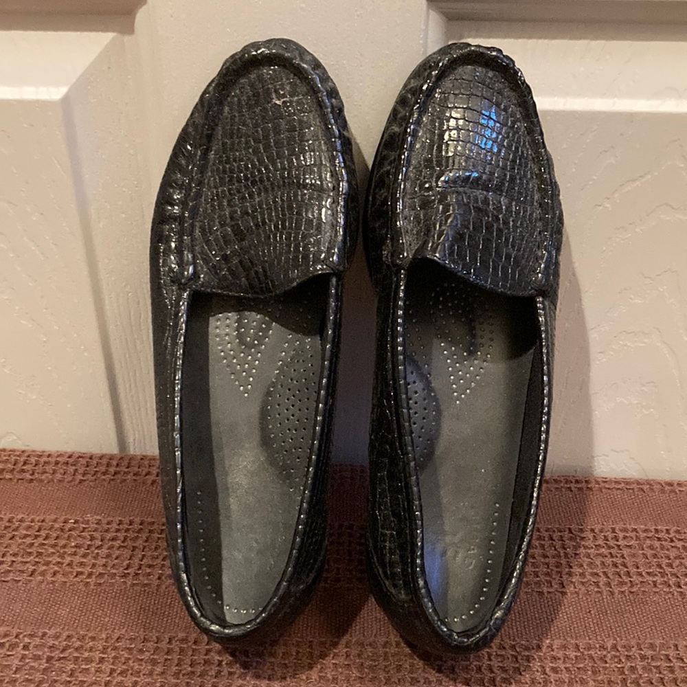 GUC SAS black flats